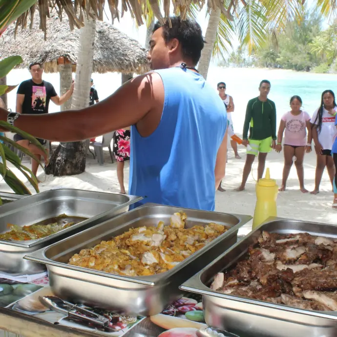 Pique-nique traditionnel polynésien pieds dans l'eau sur le Motu Tuahi Tahaa
