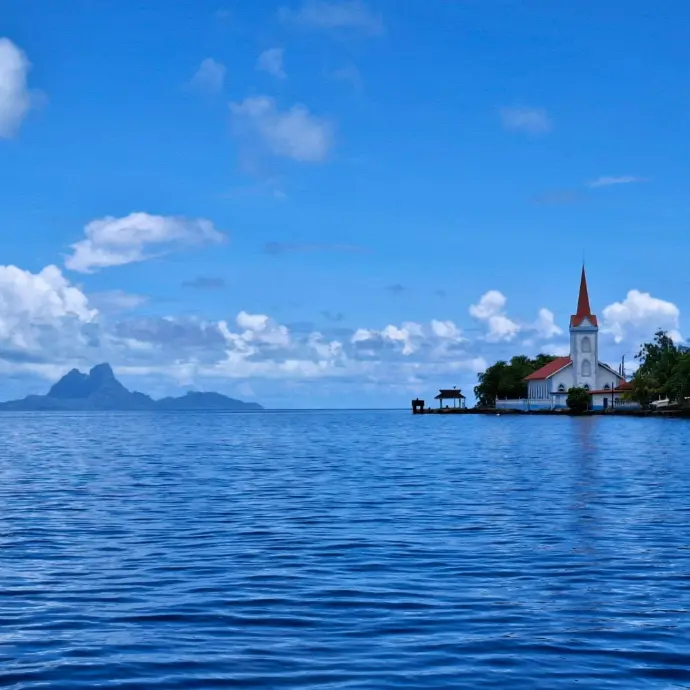 Église de Tahaa avec vue sur Bora Bora à l'horizon