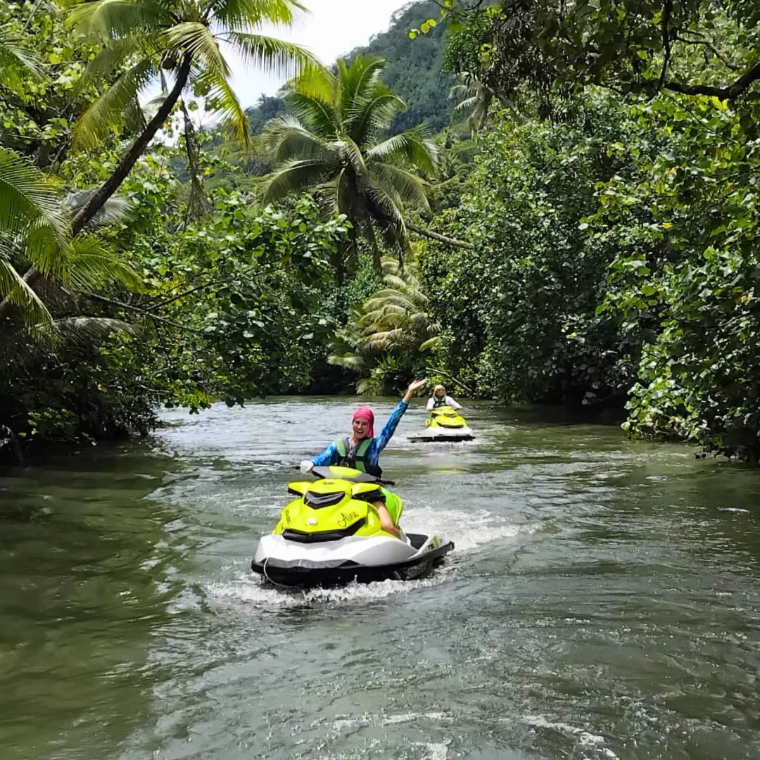 Exploration unique de la rivière Faaroa, au cœur de la jungle sauvage de Raiatea. Exploration unique de la rivière Faaroa, au cœur de la jungle sauvage de Raiatea.