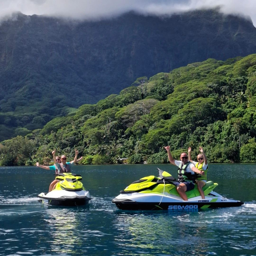 Explorez les baies majestueuses de Raiatea en famille ou entre amis. Nos jet skis vous emmènent au pied des montagnes luxuriantes pour une immersion totale dans la nature sauvage. Deux jet skis, montagnes nuageuses